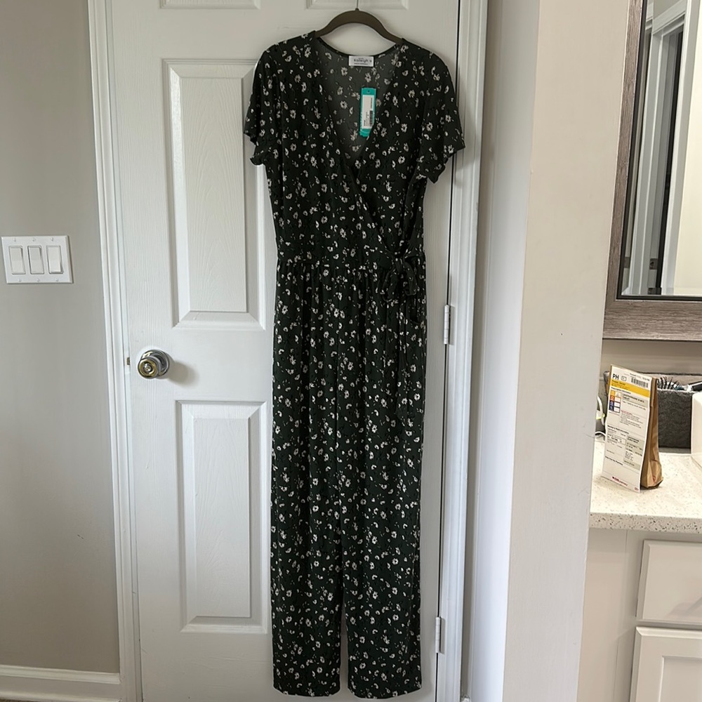 Green jumpsuit with flowers